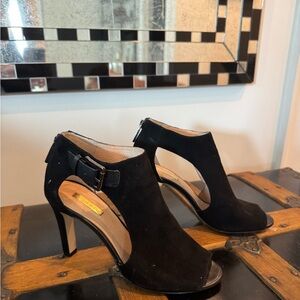 Size 8.5  Louis et Cie black suede heels